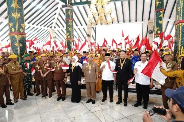 Gubernur Khofifah Terima Bintang Veteran LVRI Jatim, Ajak Generasi Muda Teruskan Semangat Perjuangan
