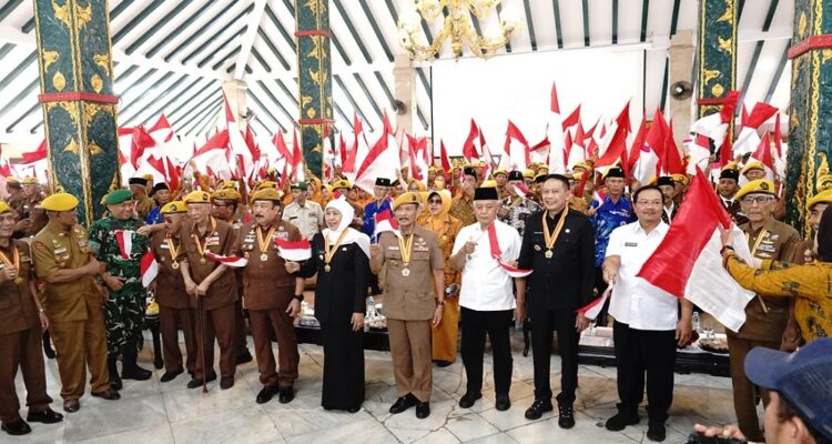 Gubernur Khofifah Terima Bintang Veteran LVRI Jatim, Ajak Generasi Muda Teruskan Semangat Perjuangan