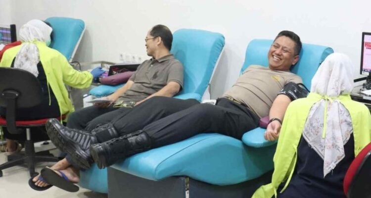 Kapolresta Malang Kota Pimpin 50 Personel Donor Darah di PMI Kota Malang