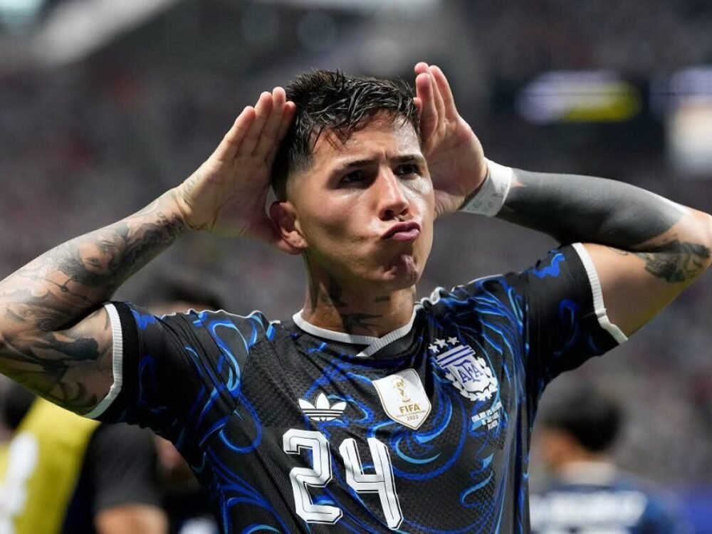 Fabrizio Romano Bocorkan Rencana Pertemuan Agen Enzo Fernandez dengan Petinggi Chelsea Pekan Depan
