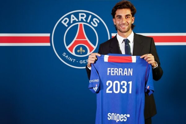 Ferran Torres Resmi Gabung PSG dari Barcelona, Kenakan Nomor Punggung 9