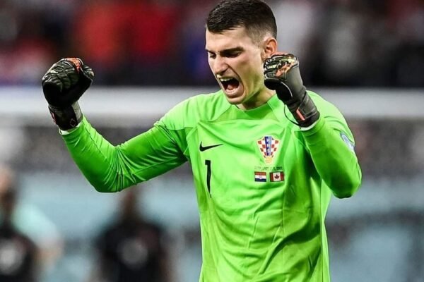 Dominik Livaković Tiba di Barcelona, Transfer dari Fenerbahce Hampir Rampung
