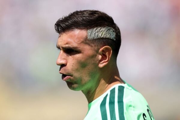 Jurnalis kenamaan Fabrizio Romano mengunggah postingan mengejutkan yang mengabarkan bahwa  Juventus batal merekrut Emiliano Martínez dari Aston Villa