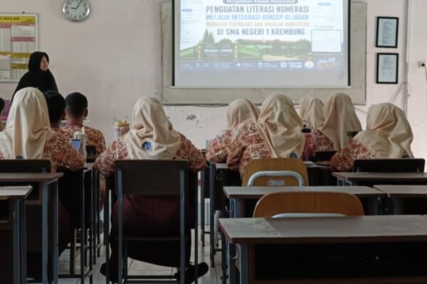Integrasi Aljabar Berbasis Teknologi PkM Departemen Matematika FSTeM UB Perkuat Literasi Numerasi Siswa SMAN 1 Krembung