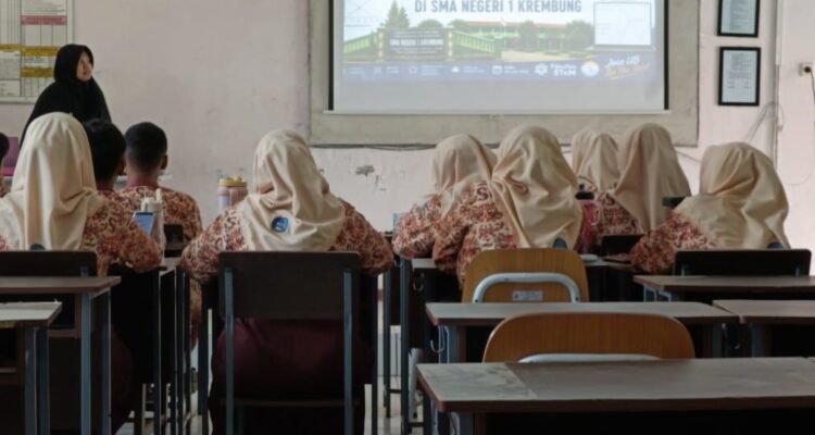 Integrasi Aljabar Berbasis Teknologi PkM Departemen Matematika FSTeM UB Perkuat Literasi Numerasi Siswa SMAN 1 Krembung