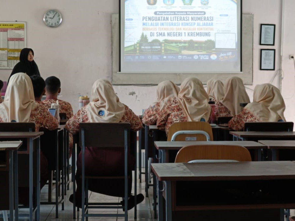 Penyampaian materi di kelas Integrasi Aljabar Berbasis Teknologi PkM Departemen Matematika FSTeM UB Perkuat Literasi Numerasi Siswa SMAN 1 Krembung