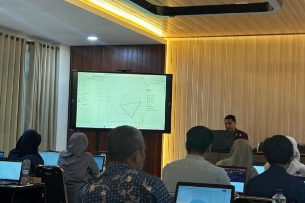 Tim PkM Departemen Matematika FSTeM UB Perkuat Pembelajaran Interaktif melalui Pelatihan GeoGebra di MAN Kota Batu