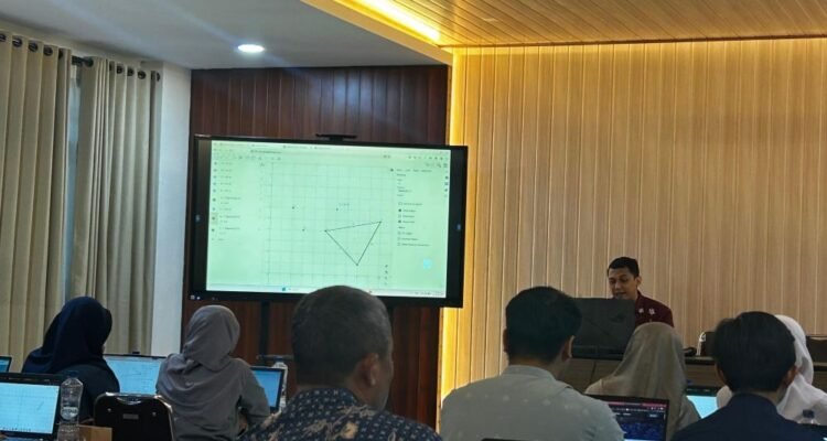 Tim PkM Departemen Matematika FSTeM UB Perkuat Pembelajaran Interaktif melalui Pelatihan GeoGebra di MAN Kota Batu