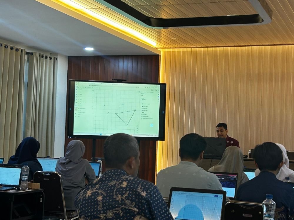 Tim PkM Departemen Matematika FSTeM UB Perkuat Pembelajaran Interaktif melalui Pelatihan GeoGebra di MAN Kota Batu