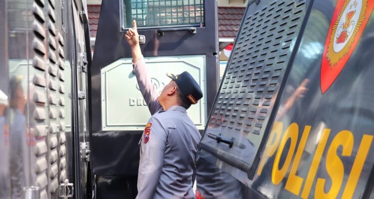 Pimpin Apel Gelar Pasukan, Kapolresta Malang Kota Pastikan Personel dan Sarpras Siap Melayani Jelang Peningkatan Aktivitas Masyarakat