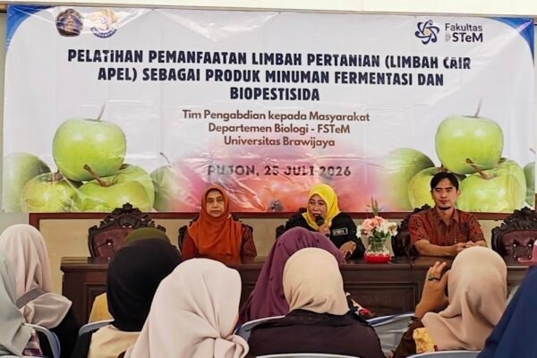 Tim PKM FSTeM UB Latih UMKM dan Petani Pujon Olah Limbah Cair Apel Jadi Minuman Fermentasi dan Biopestisida