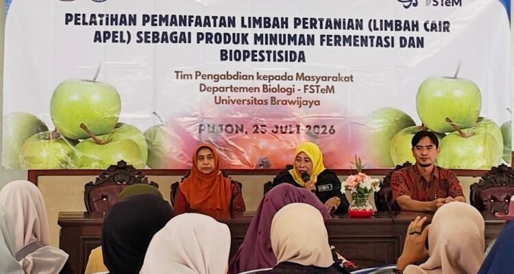 Tim PKM FSTeM UB Latih UMKM dan Petani Pujon Olah Limbah Cair Apel Jadi Minuman Fermentasi dan Biopestisida