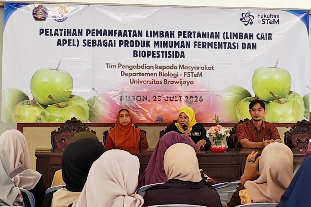 Tim PKM FSTeM UB Latih UMKM dan Petani Pujon Olah Limbah Cair Apel Jadi Minuman Fermentasi dan Biopestisida