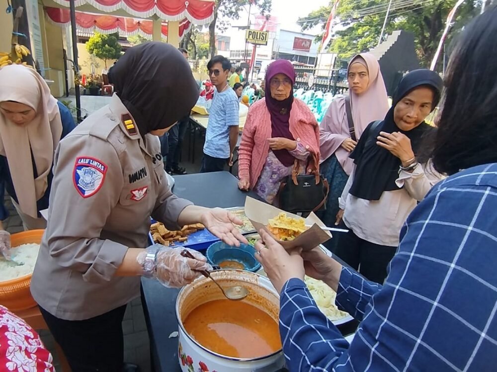 Polresta Malang Kota Gelar Baktikes dan Makan Bersama Gratis sebagai Komitmen Senantiasa Hadir di Tengah Masyarakat