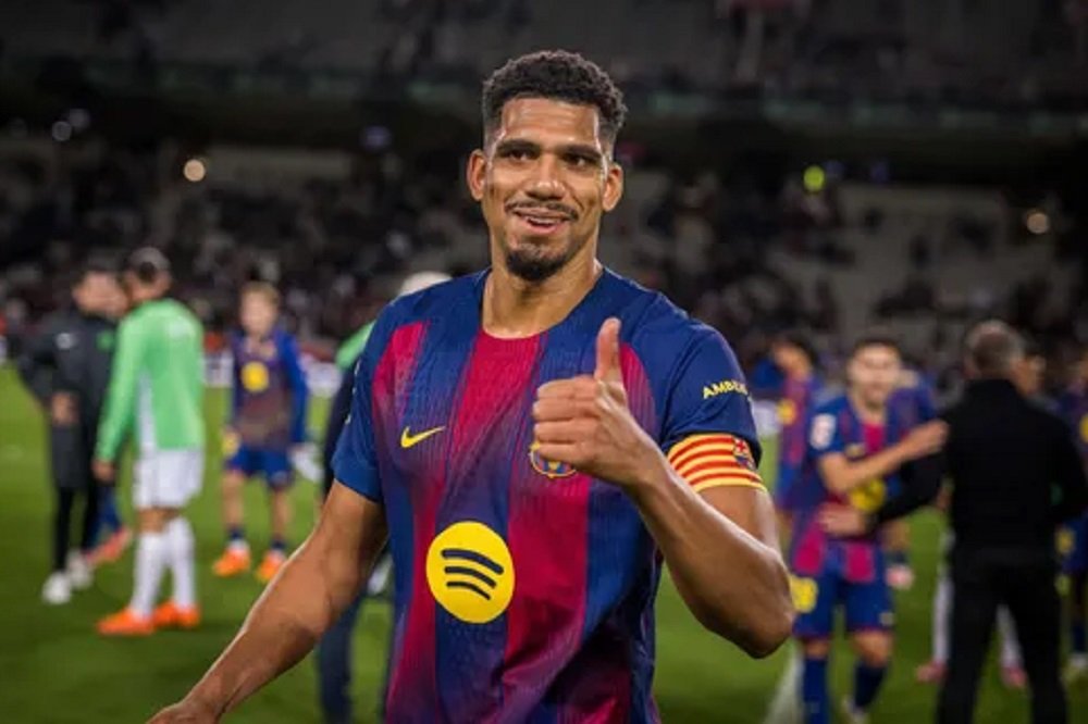 Ronald Araujo Liverpool Liverpool Segera Rekrut Ronald Araujo dari Barcelona dengan Status Pinjaman