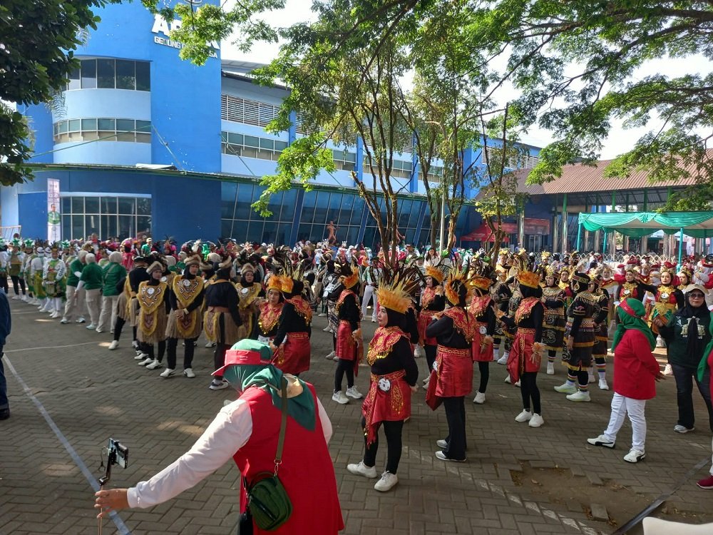Terharu, Hikmah Bafaqih Beri Apresiasi Effort Luar Biasa Peserta Lomba Senam Kreasi di GOR Ken Arok Malang