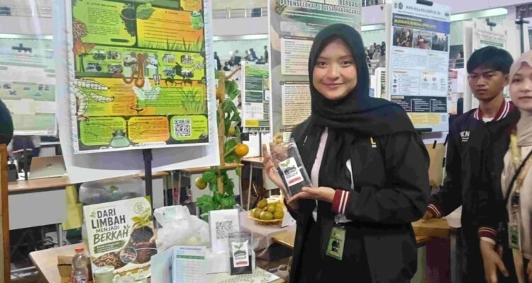 Mahasiswa KKN UMM Sulap Limbah Kayu dan Sampah Organik di Junrejo Jadi Produk Bernilai Guna