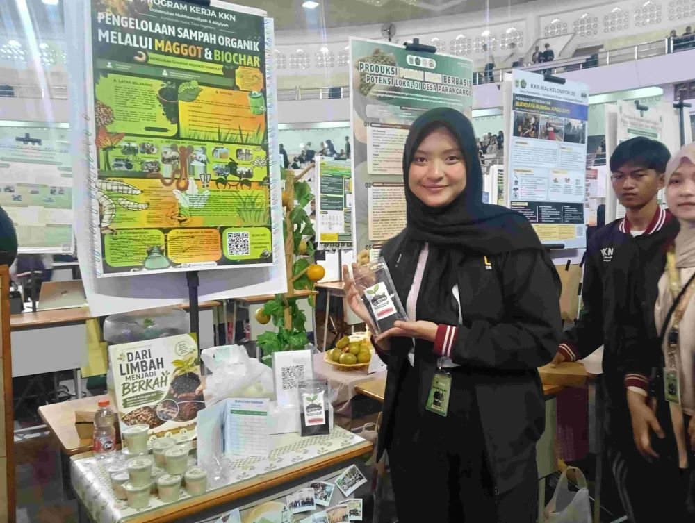 UMM Limbah Organik Mahasiswa KKN UMM Sulap Limbah Kayu dan Sampah Organik di Junrejo Jadi Produk Bernilai Guna