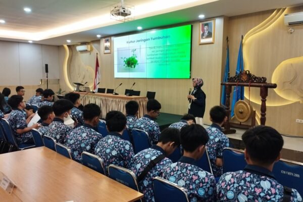 Siswa SMP Kristen Petra Kediri Belajar Kultur Jaringan di FSTeM UB di Program Edu Trip