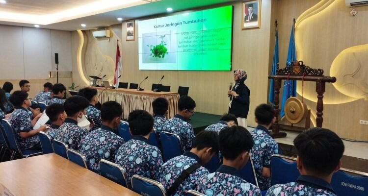 Siswa SMP Kristen Petra Kediri Belajar Kultur Jaringan di FSTeM UB di Program Edu Trip