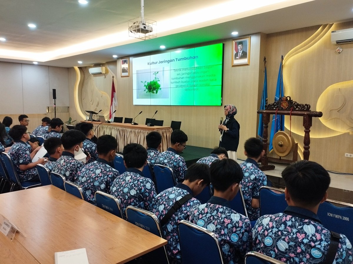 2 Pemateri Siswa SMP Kristen Petra Kediri Belajar Kultur Jaringan di FSTeM UB di Program Edu Trip