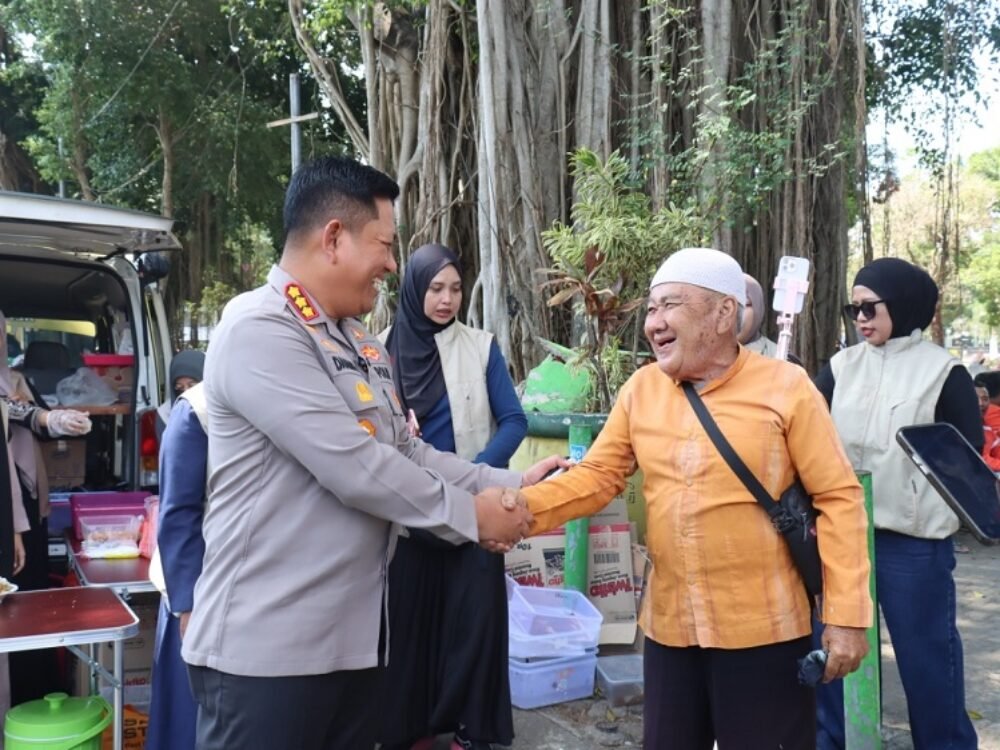 Polresta Malang Kota Bagikan Sarapan Gratis dan Pemeriksaan Kesehatan di Alun-Alun Merdeka