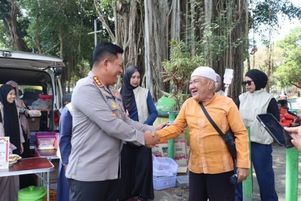 Polresta Malang Kota Bagikan Sarapan Gratis dan Pemeriksaan Kesehatan di Alun-Alun Merdeka