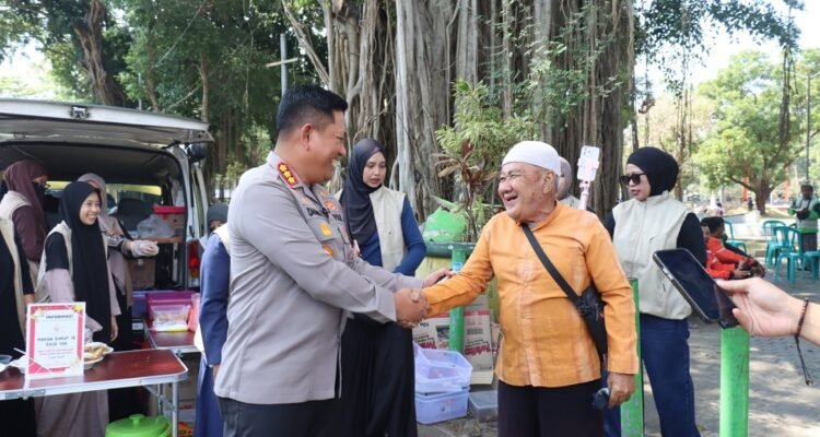 Polresta Malang Kota Bagikan Sarapan Gratis dan Pemeriksaan Kesehatan di Alun-Alun Merdeka