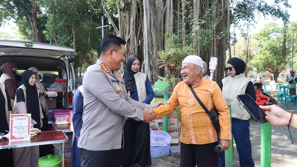 520-Kapolresta Malang bagikan sarapan gratis di Alun-Alun Polresta Malang Kota Bagikan Sarapan Gratis dan Pemeriksaan Kesehatan di Alun-Alun Merdeka