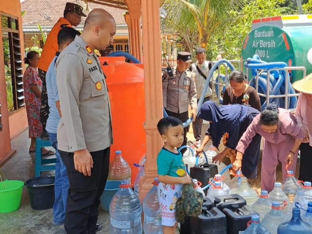 527-Penyaluran air bersih ke Kalipare Polres Malang dan BPBD Salurkan 5.000 Liter Air Bersih ke Warga Terdampak Kemarau di Kalipare