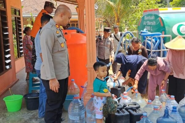 Polres Malang dan BPBD Salurkan 5.000 Liter Air Bersih ke Warga Terdampak Kemarau di Kalipare