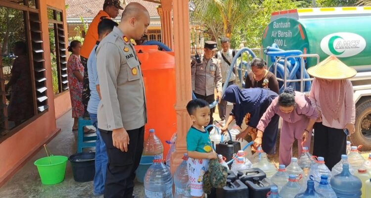 Polres Malang dan BPBD Salurkan 5.000 Liter Air Bersih ke Warga Terdampak Kemarau di Kalipare