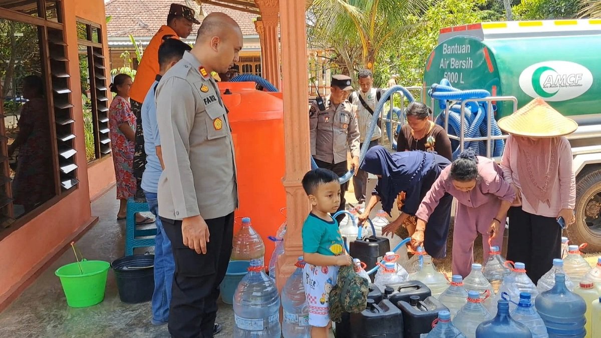 Polres Malang dan BPBD Salurkan 5.000 Liter Air Bersih ke Warga Terdampak Kemarau di Kalipare