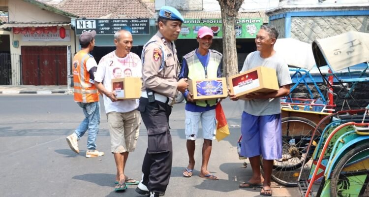 Peringati HUT Propam ke-24, Sipropam Polres Malang Bagikan 100 Paket Sembako dan Kenalkan Layanan 110