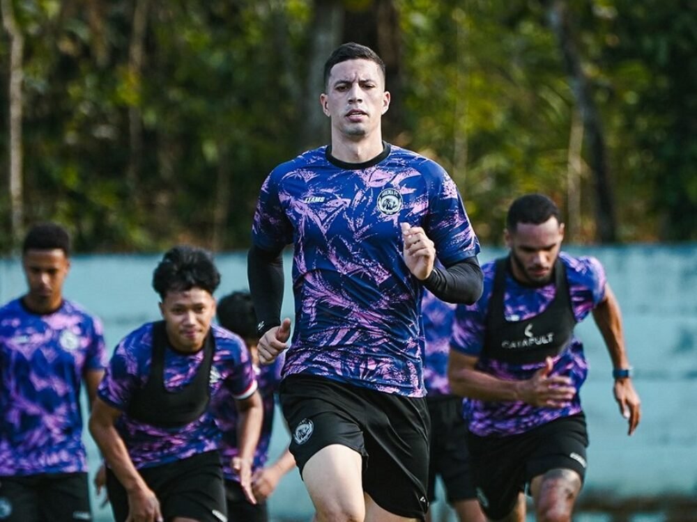 609-Arema latihan Menjamu Isenmulang Kalteng FC di Laga Pembuka BRI Super League, Arema Optimis Amankan Tiga Poin
