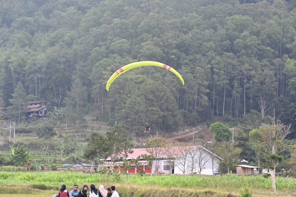 626-Kejurda Paralayang Jatim 2026 Tutup Kejurda Paralayang Jawa Timur 2026, Danlanud Abdulrachman Saleh Tekankan Sportivitas dan Prestasi