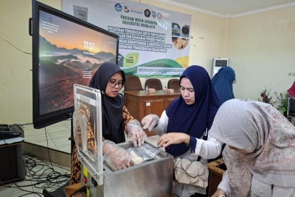 Dokar FTAB UB Dukung UMKM di Situbondo dengan Smart Vacuum Sealer