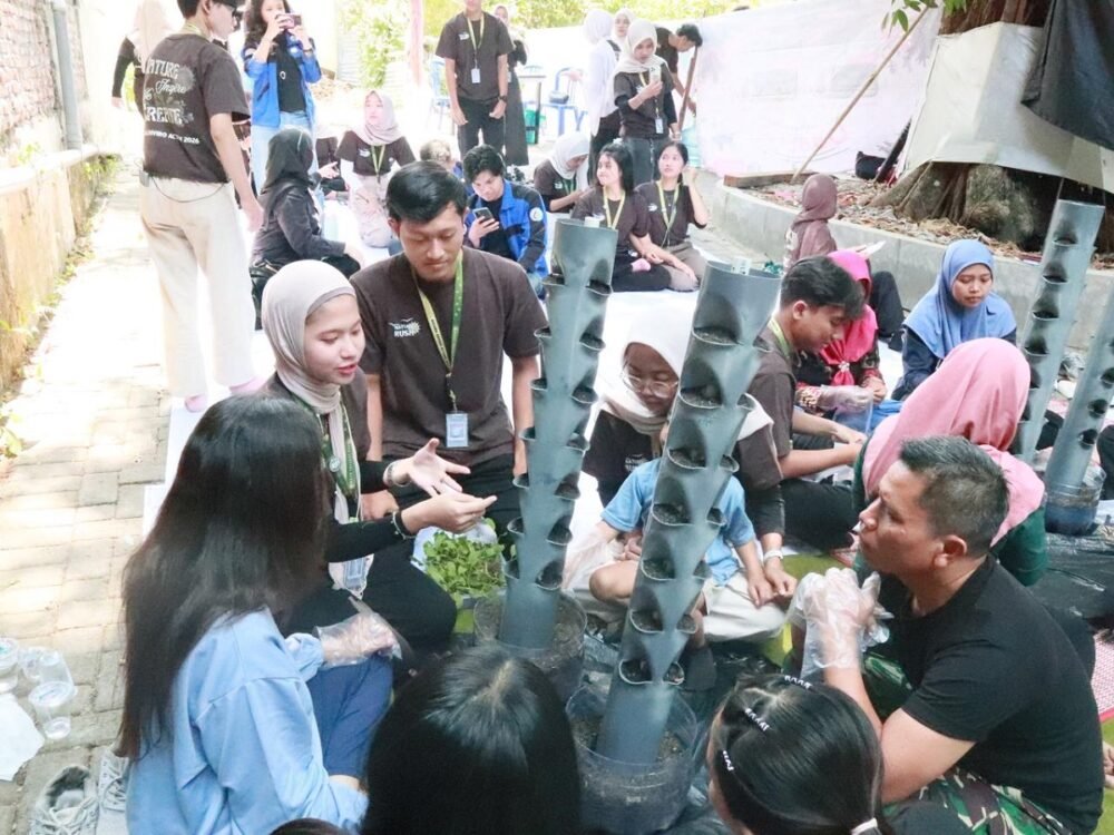 Hijaukan Permukiman Sempit, FTAB UB Ajak Warga Tunjungsekar Panen Sayur Mandiri lewat MEA