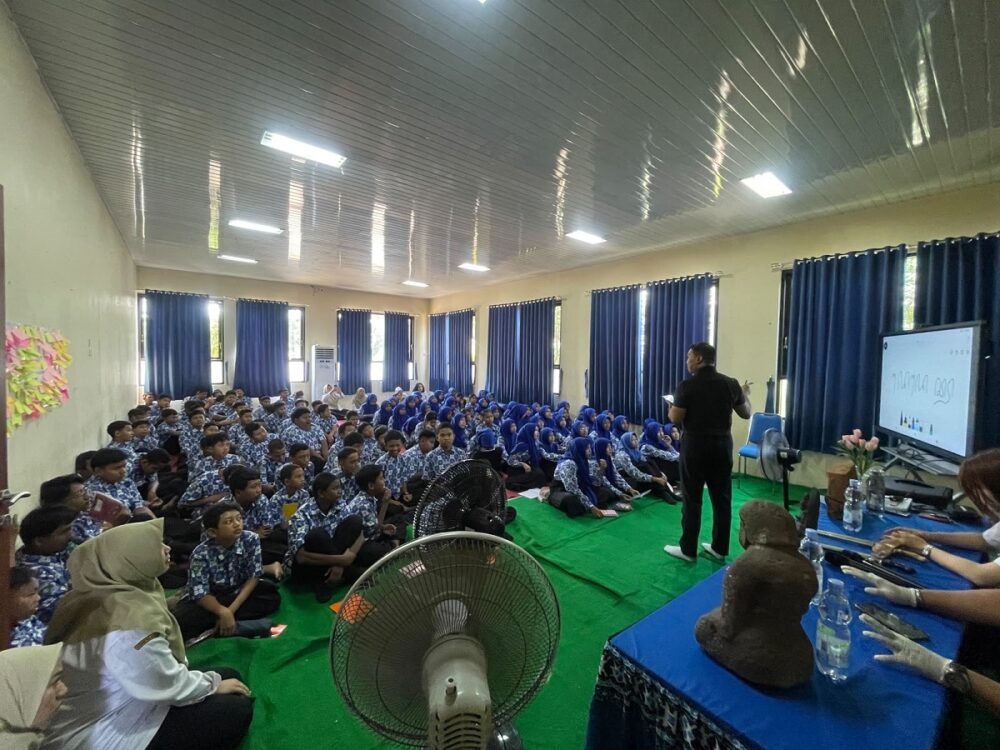 Jejak Peradaban Malang dari Artefak Asli Hadir di SMPN 30 Malang Lewat Museum Keliling Jejak Peradaban Malang dari Artefak Asli Hadir di SMPN 30 Malang Lewat Museum Keliling