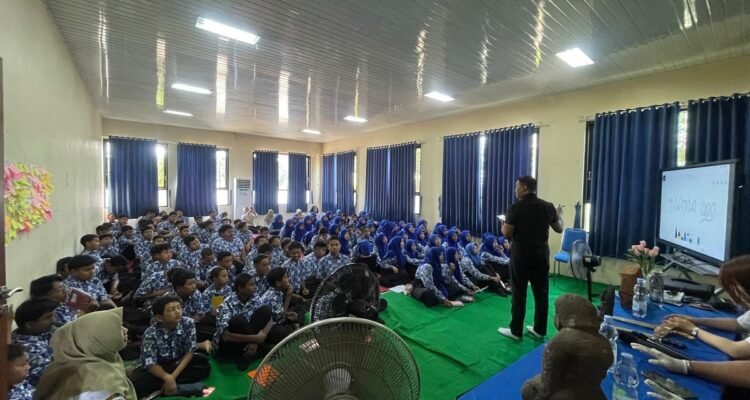 Jejak Peradaban Malang dari Artefak Asli Hadir di SMPN 30 Malang Lewat Museum Keliling