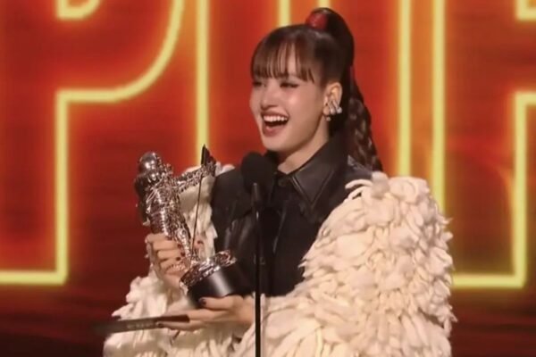 Lisa Blackpink Jadi Artis K-Pop Pertama Menangkan Best Pop di MTV Video Music Awards