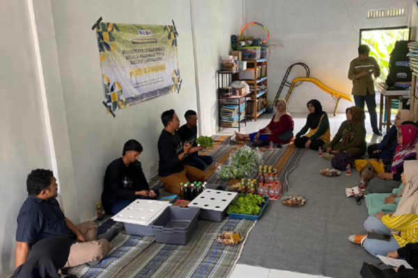Polinema Manfaatkan Hidroponik untuk Perkuat Ketahanan Pangan Keluarga di Desa Watugede