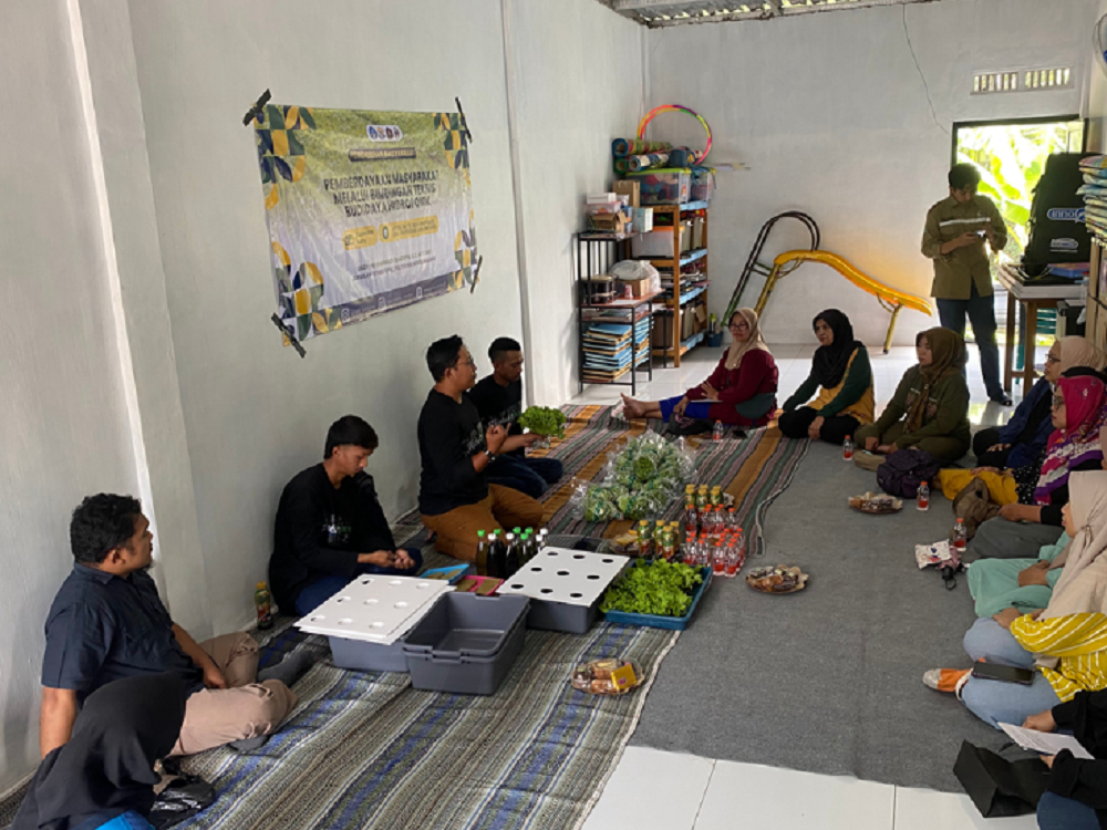 Polinema Manfaatkan Hidroponik untuk Perkuat Ketahanan Pangan Keluarga di Desa Watugede