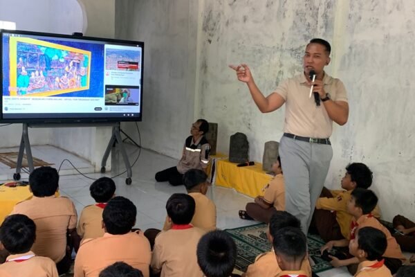Museum Keliling Kenalkan Sejarah Candi Badut kepada Siswa SDN Karangbesuki 4