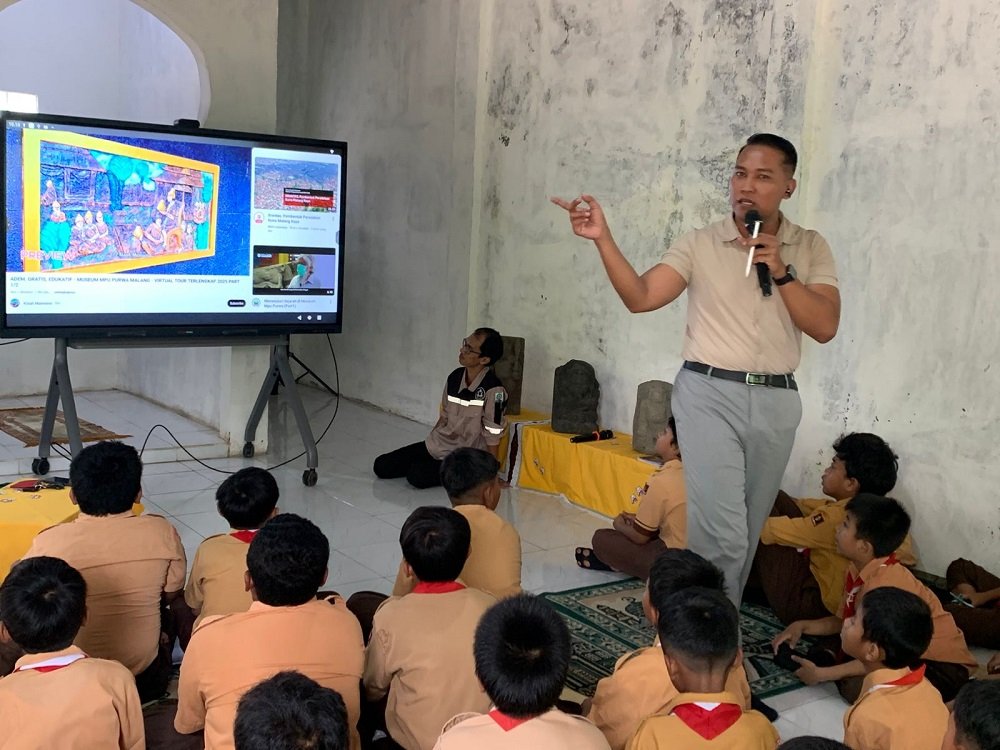 Museum Keliling Kenalkan Sejarah Candi Badut kepada Siswa SDN Karangbesuki 4