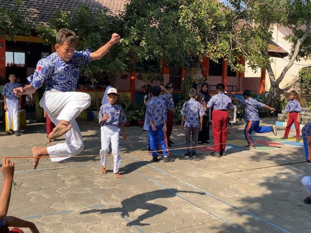 PPG UNIKAMA Gelar Festival DOKAR, Hidupkan Dolanan Tradisional di SDN Tanjungrejo 4 Malang