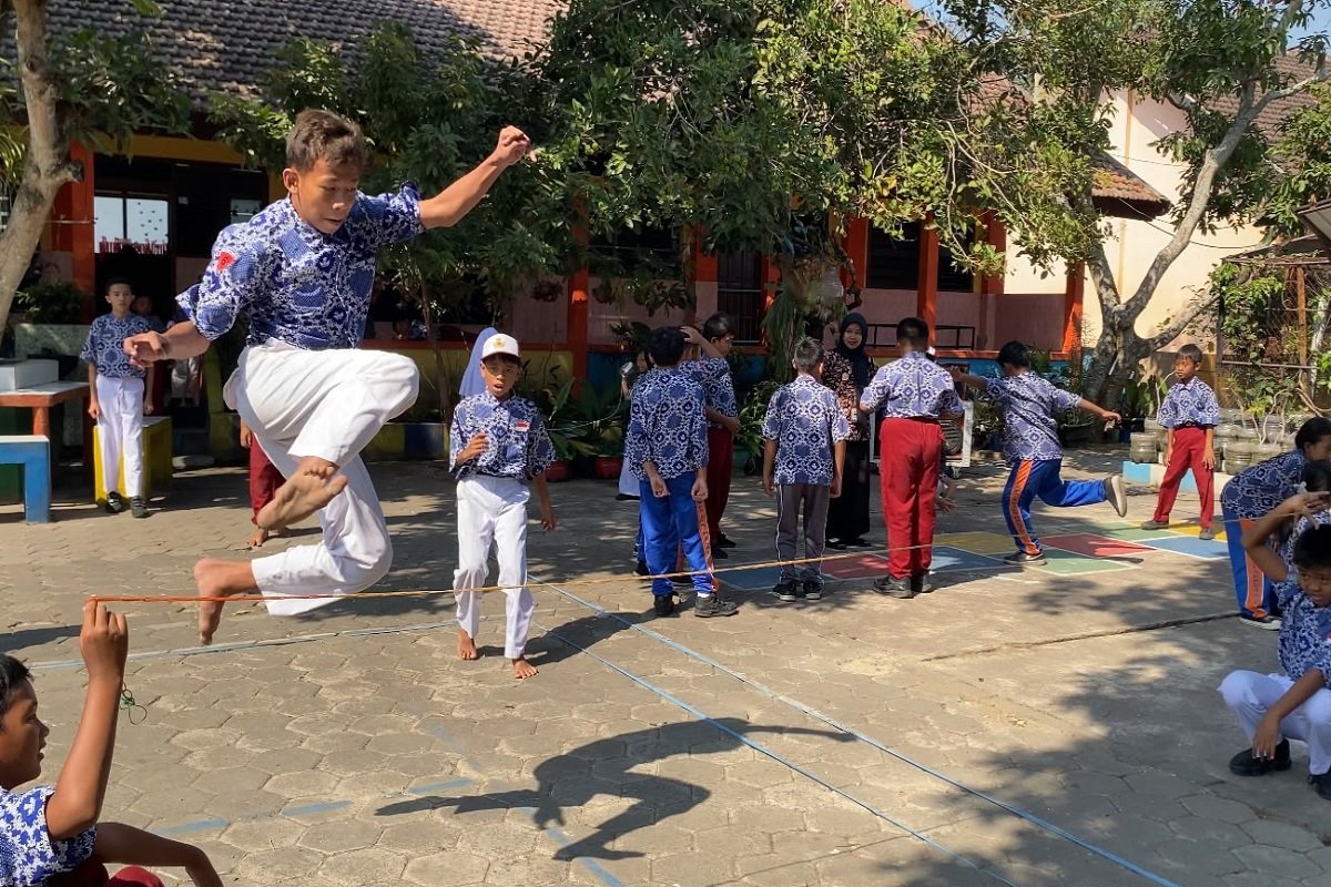 PPG UNIKAMA Gelar Festival DOKAR, Hidupkan Dolanan Tradisional di SDN Tanjungrejo 4 Malang