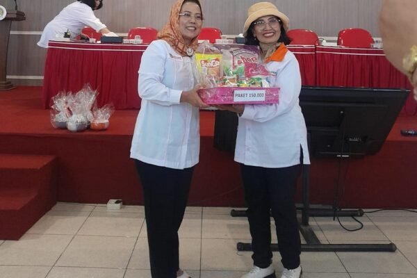 Apresiasi Belanja Wajib Tertinggi, Ketua Kopmen SBW Dr. Sri Untari Serahkan Penghargaan untuk Kelompok 321