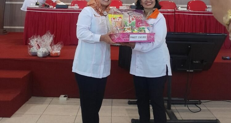 Apresiasi Belanja Wajib Tertinggi, Ketua Kopmen SBW Dr. Sri Untari Serahkan Penghargaan untuk Kelompok 321