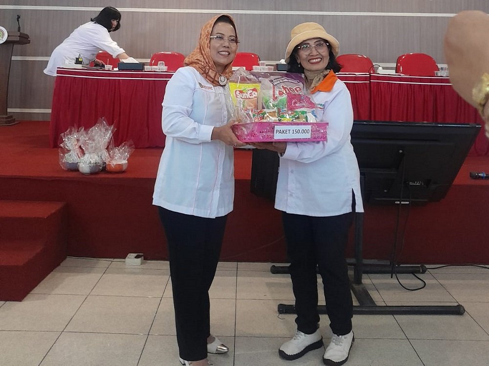 Apresiasi Belanja Wajib Tertinggi, Ketua Kopmen SBW Dr. Sri Untari Serahkan Penghargaan untuk Kelompok 321